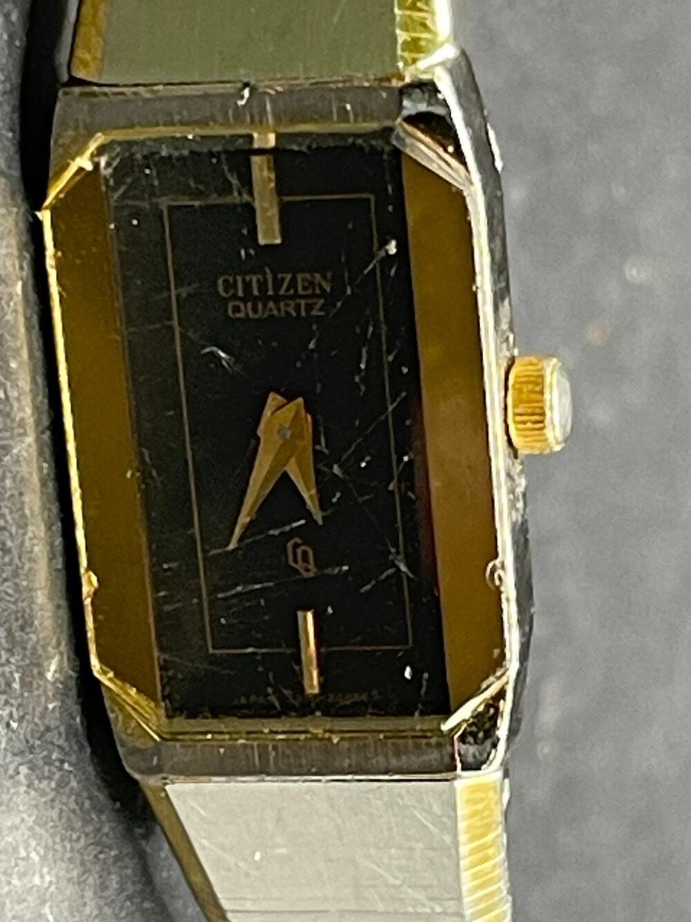 Vintage Citizen Quartz Women's Watch Gold Tone Black Dial 2250-242076 11.5mm